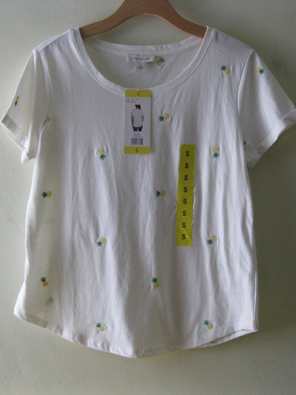 Vintage X America Women's White Pineapple Embroidered T-Shirt Scoop Neck, Small